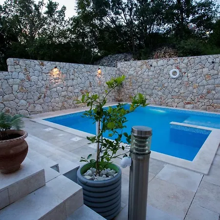 Appartement Family Svob With Pool Novi Vinodolski