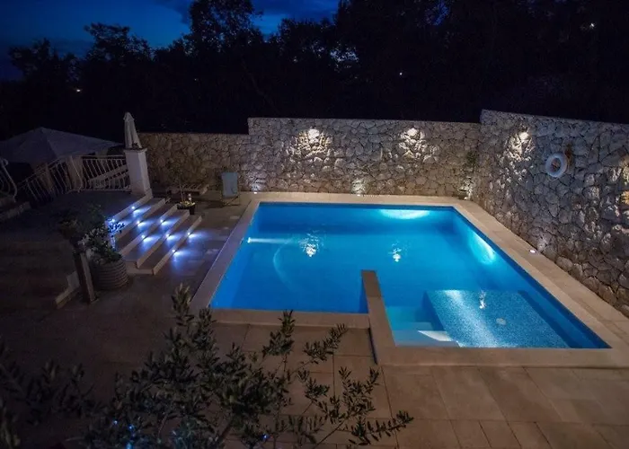 Appartement Family Svob With Pool Novi Vinodolski